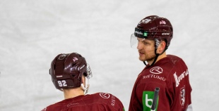 FOTO: Latvijas hokeja izlase gatavojas Pekinas olimpiskajām spēlēm