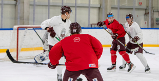 FOTO: Latvijas izlase pilnā sastāvā "slīpē" vairākumu