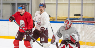 FOTO: Latvijas izlase pilnā sastāvā "slīpē" vairākumu