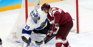 Latvija hokeja izlase sīvā cīņā atzīst Somijas pārākumu