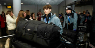 FOTO: Mājās atgriežas mūsu 3x3 olimpiskie čempioni hokejā!