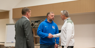 FOTO: Hārtlijs viesojās Jelgavas hokeja klubā un novada bērniem treniņu 