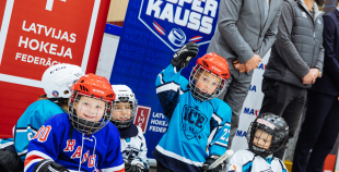 “Maxima” dāvina vārtsarga ekipējumu jaunajiem Rīgas hokejistiem