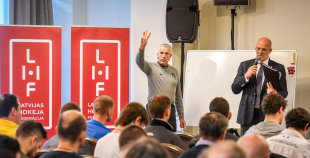 Ielūkojies Boba Hārtlija treneru semināra aizkulisēs 