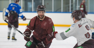 FOTO: Latvijas hokeja izlase gatavojas Pekinas olimpiskajām spēlēm