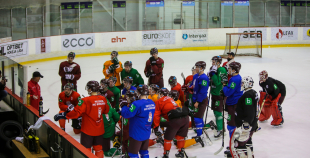 FOTO: Latvijas hokeja izlase aizvada pirmo treniņu gatavojoties pasaules čempionātam