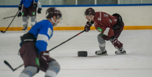 FOTO: Latvijas hokeja izlase gatavojas Pekinas olimpiskajām spēlēm