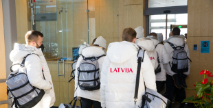 FOTO: Latvijas hokeja izlases dodas uz Pekinas olimpiskajām spēlēm