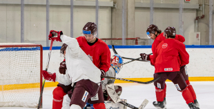 FOTO: Latvijas izlase pilnā sastāvā "slīpē" vairākumu