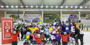 Jautrā gaisotnē aizvadīta Starptautiskā meiteņu hokeja diena