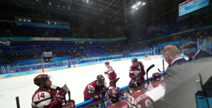 Latvija hokeja izlase sīvā cīņā atzīst Somijas pārākumu