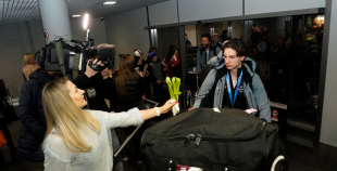 FOTO: Mājās atgriežas mūsu 3x3 olimpiskie čempioni hokejā!