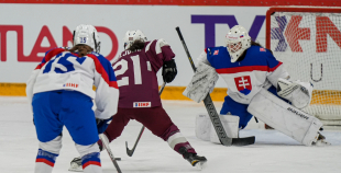 Latvijas sieviešu izlase Pasaules čempionāta atklāšanas mačā piekāpjas Slovākijai