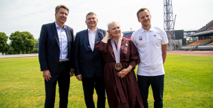 Latvijas hokeja izlase saņem solītās biļetes uz Dziesmu un Deju svētkiem