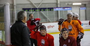 Latvijas hokeja izlase aizvada pirmo treniņu pirms gaidāmā turnīra Francijā