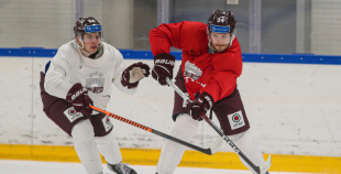 FOTO: Latvijas izlase pilnā sastāvā "slīpē" vairākumu