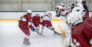 Uz oriģinālā izmēra laukumiem aizvadīti pirmie 3 pret 3 ledus treniņi