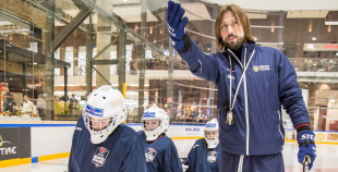 FOTO: Atklāta Latvijas jauno hokeja vārtsargu atbalsta programma