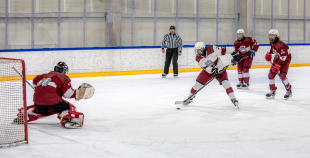 Uz oriģinālā izmēra laukumiem aizvadīti pirmie 3 pret 3 ledus treniņi