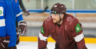 FOTO: Latvijas hokeja izlase gatavojas Pekinas olimpiskajām spēlēm