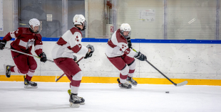 Uz oriģinālā izmēra laukumiem aizvadīti pirmie 3 pret 3 ledus treniņi