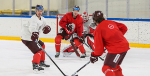 FOTO: Latvijas izlase pilnā sastāvā "slīpē" vairākumu