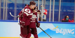 Latvija hokeja izlase sīvā cīņā atzīst Somijas pārākumu