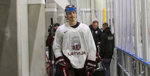 FOTO: Latvijas izlase pilnā sastāvā "slīpē" vairākumu