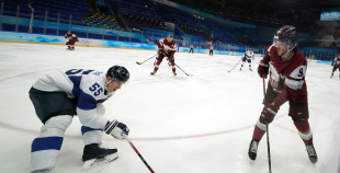 Latvija hokeja izlase sīvā cīņā atzīst Somijas pārākumu