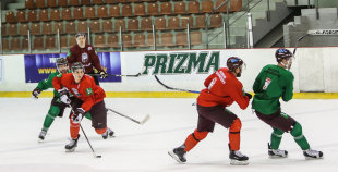 Piektdienas treniņā izlases rindas papildina vairāki līderi