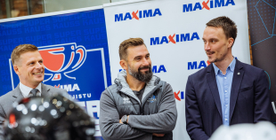 “Maxima” dāvina vārtsarga ekipējumu jaunajiem Rīgas hokejistiem