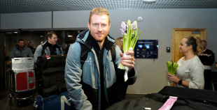 FOTO: Mājās atgriežas mūsu 3x3 olimpiskie čempioni hokejā!