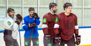 FOTO: Latvijas hokeja izlase gatavojas Pekinas olimpiskajām spēlēm