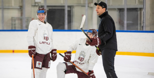 FOTO: Latvijas izlase pilnā sastāvā "slīpē" vairākumu