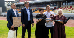 Latvijas hokeja izlase saņem solītās biļetes uz Dziesmu un Deju svētkiem