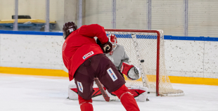 FOTO: Latvijas izlase pilnā sastāvā "slīpē" vairākumu