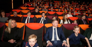 FOTO: “Dzimuši Hokejam” filmas prezentācija “Akropole” kinoteātrī