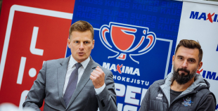 “Maxima” dāvina vārtsarga ekipējumu jaunajiem Rīgas hokejistiem