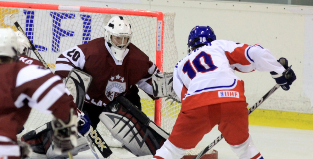 Latvijas sieviešu hokeja izlase piedzīvo sāpīgu zaudējumu pasaules čempionātā