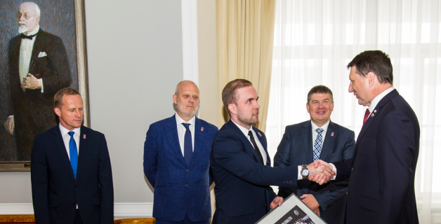 FOTO: Latvijas hokeja izlase viesojās Rīgas pilī pie Valsts prezidenta